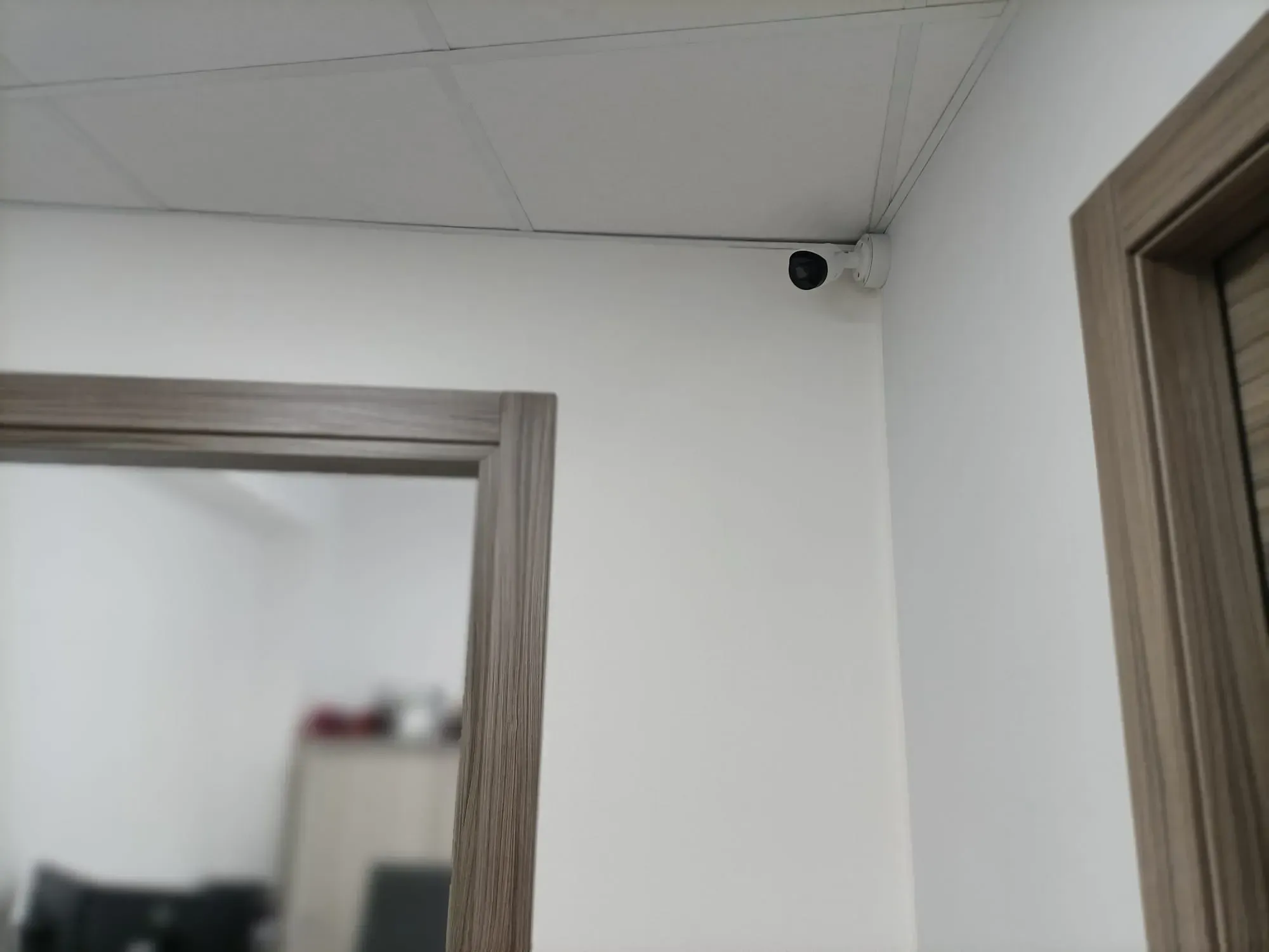 Una telecamer montata in un corridorio.